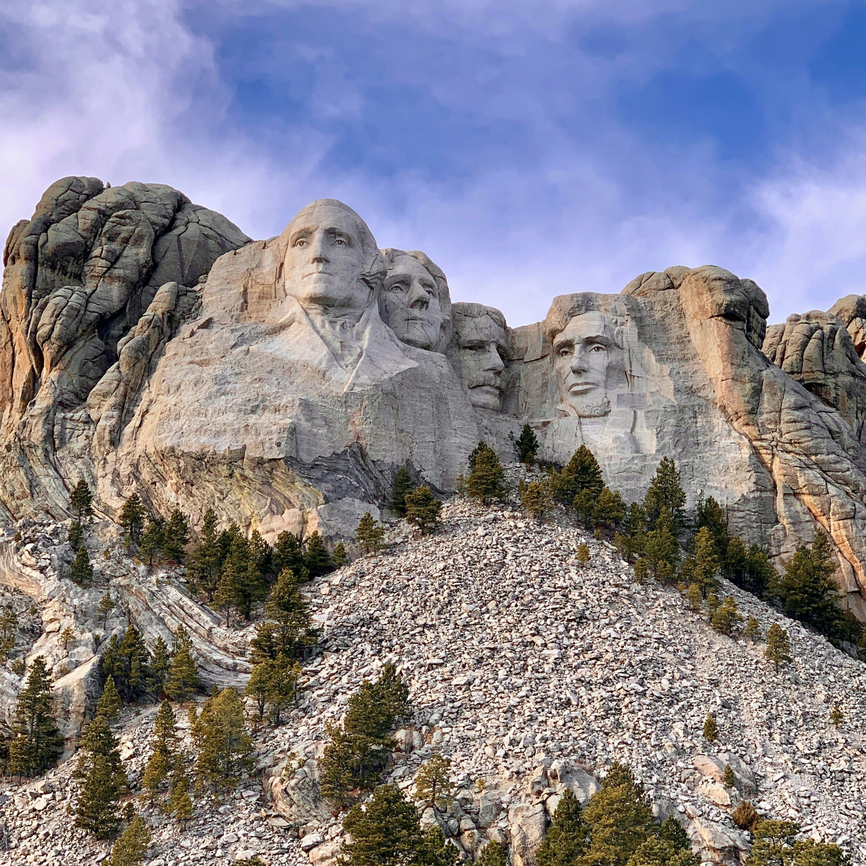 Monte Rushmore fica visível durante o trajeto  • Unsplash/Dennis Guten