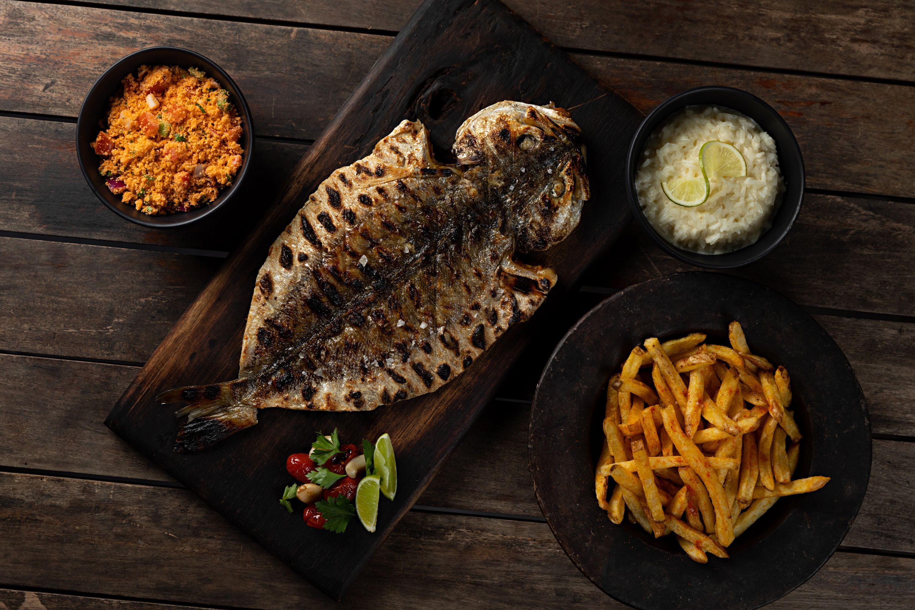 Peixe do Dia Inteiro na Brasa com Arroz de Limão Cremoso, Farofa Fria e Fritas_foto Rodrigo Azevedo (4)