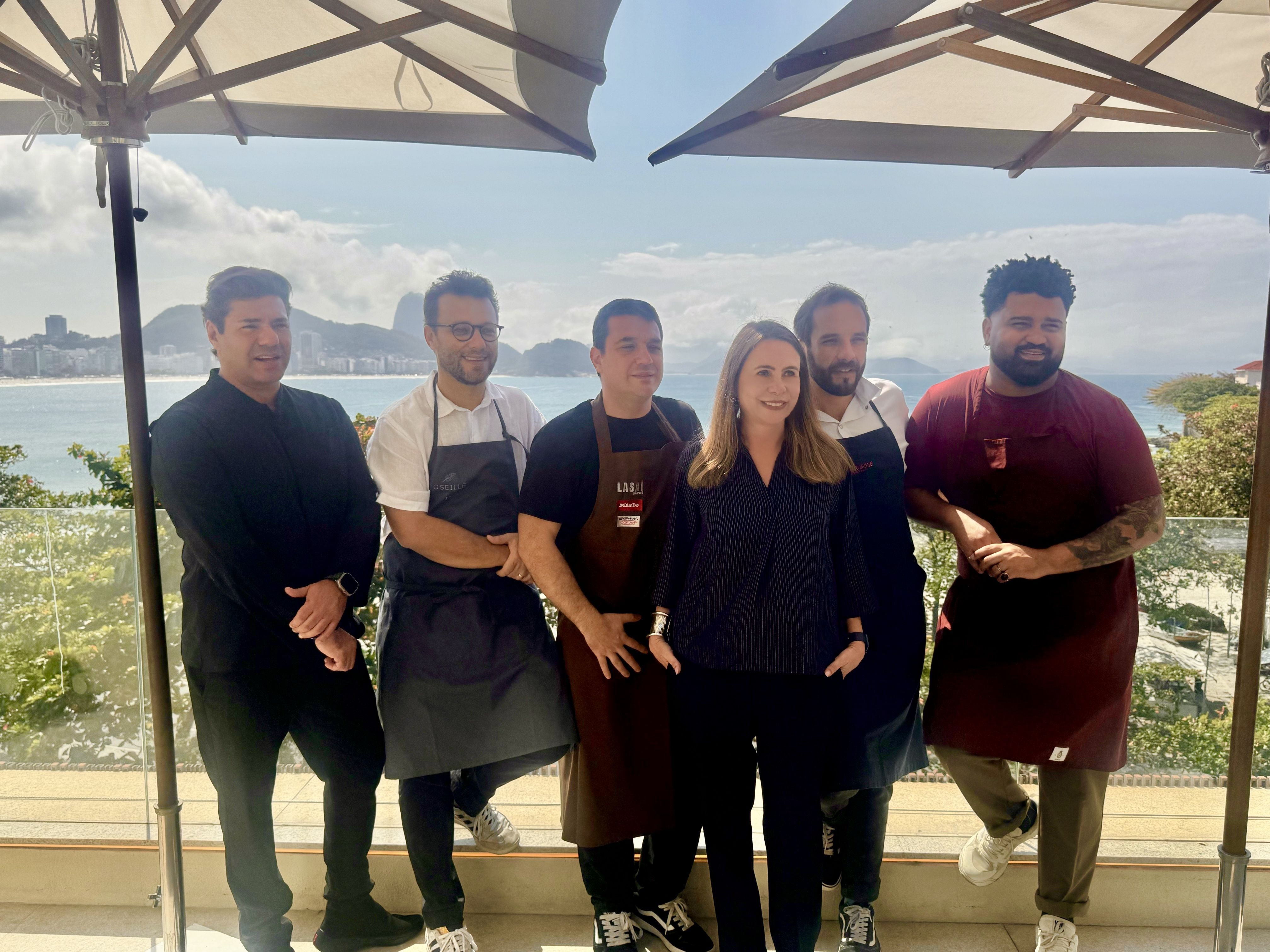 Dani Maia ao centro e os chefs Felipe Bronze, Thomas Troisgros, Rafa Costa e Silva, Elia Schramm e Danilo Parah • Foto: Alexandre Macieira
