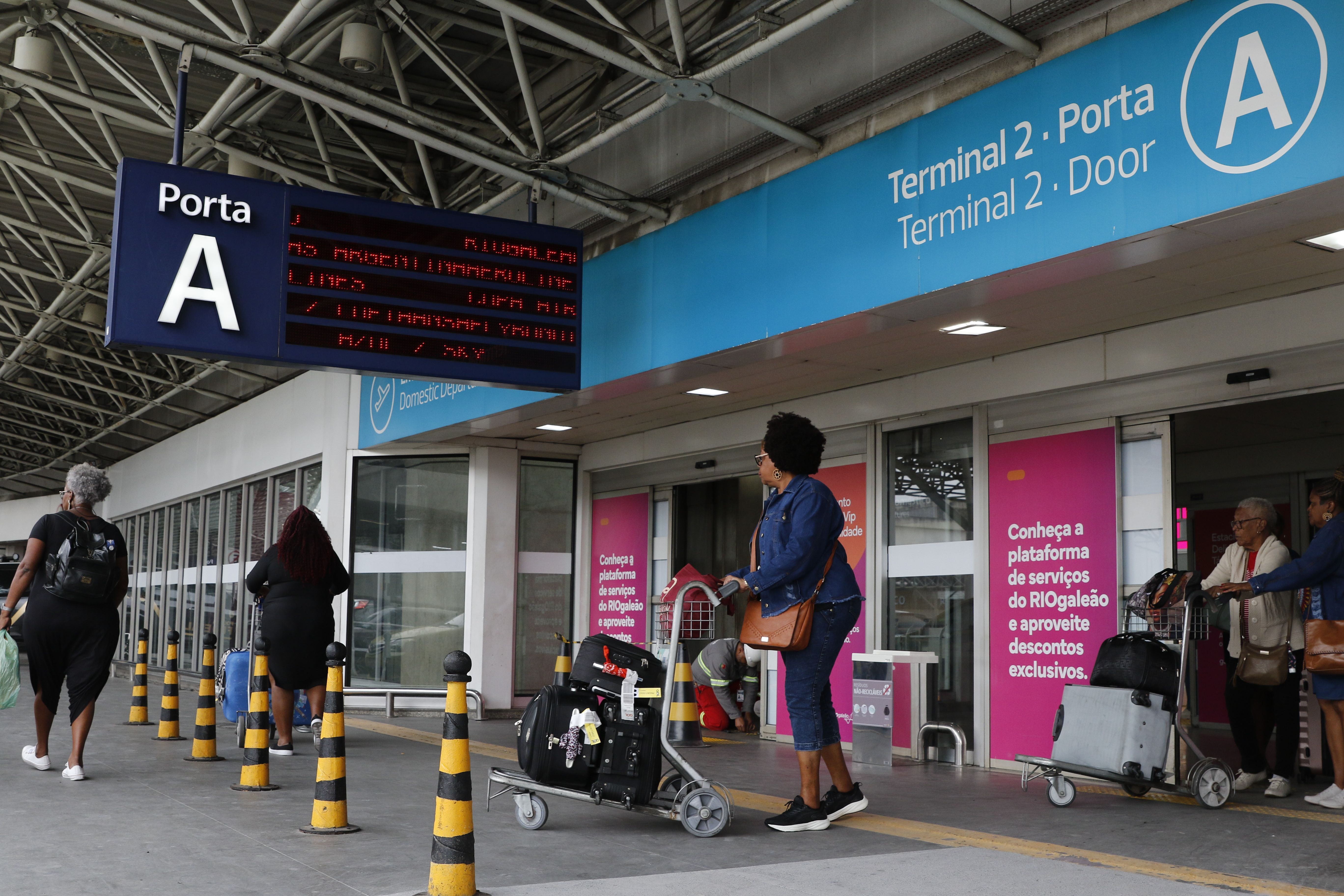 Passageiros no Terminal 2 do aeroporto RioGaleão