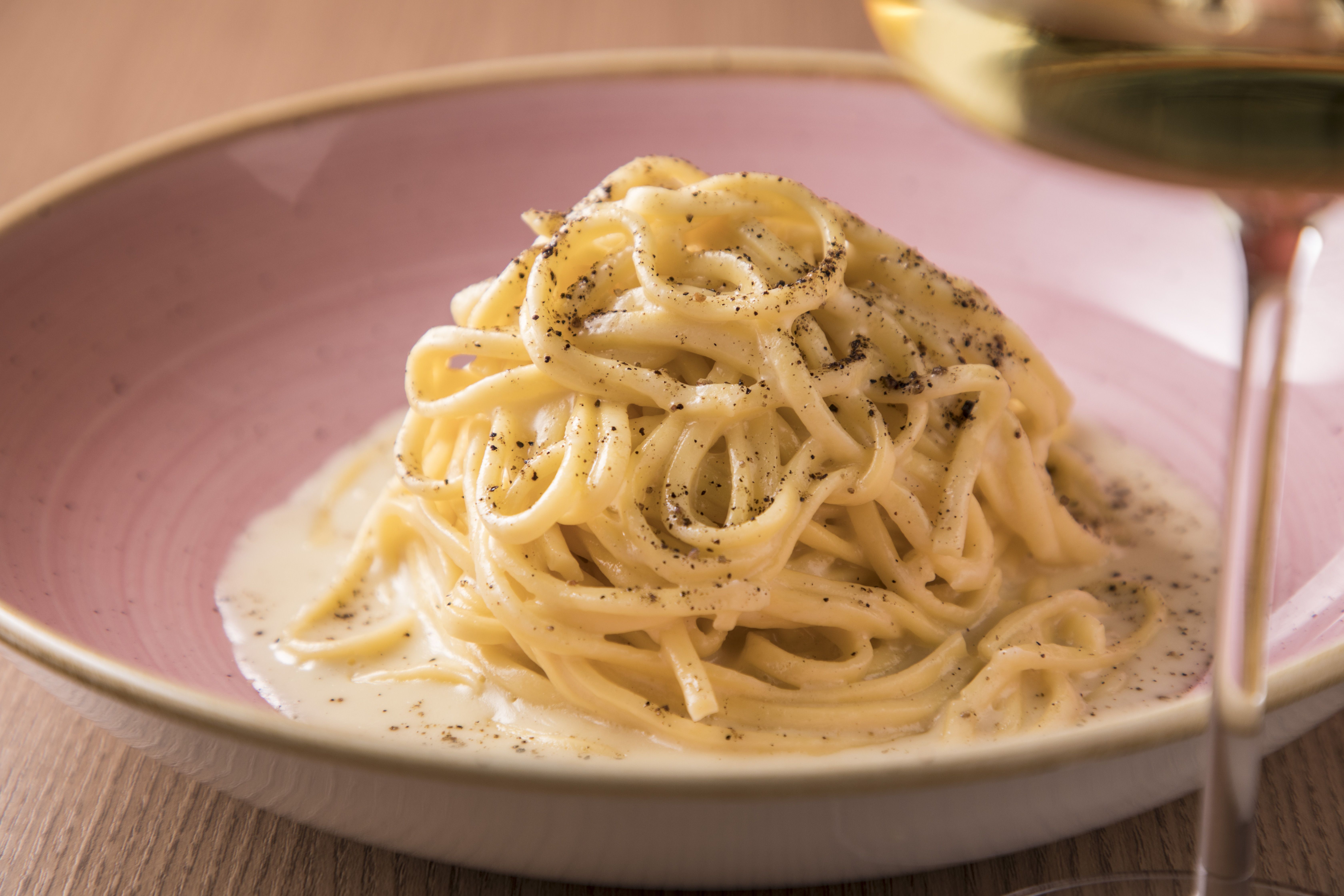 Cacio e Pepe está entre os pratos mais pedidos da Vinheria Percussi • Ricardo D'Angelo