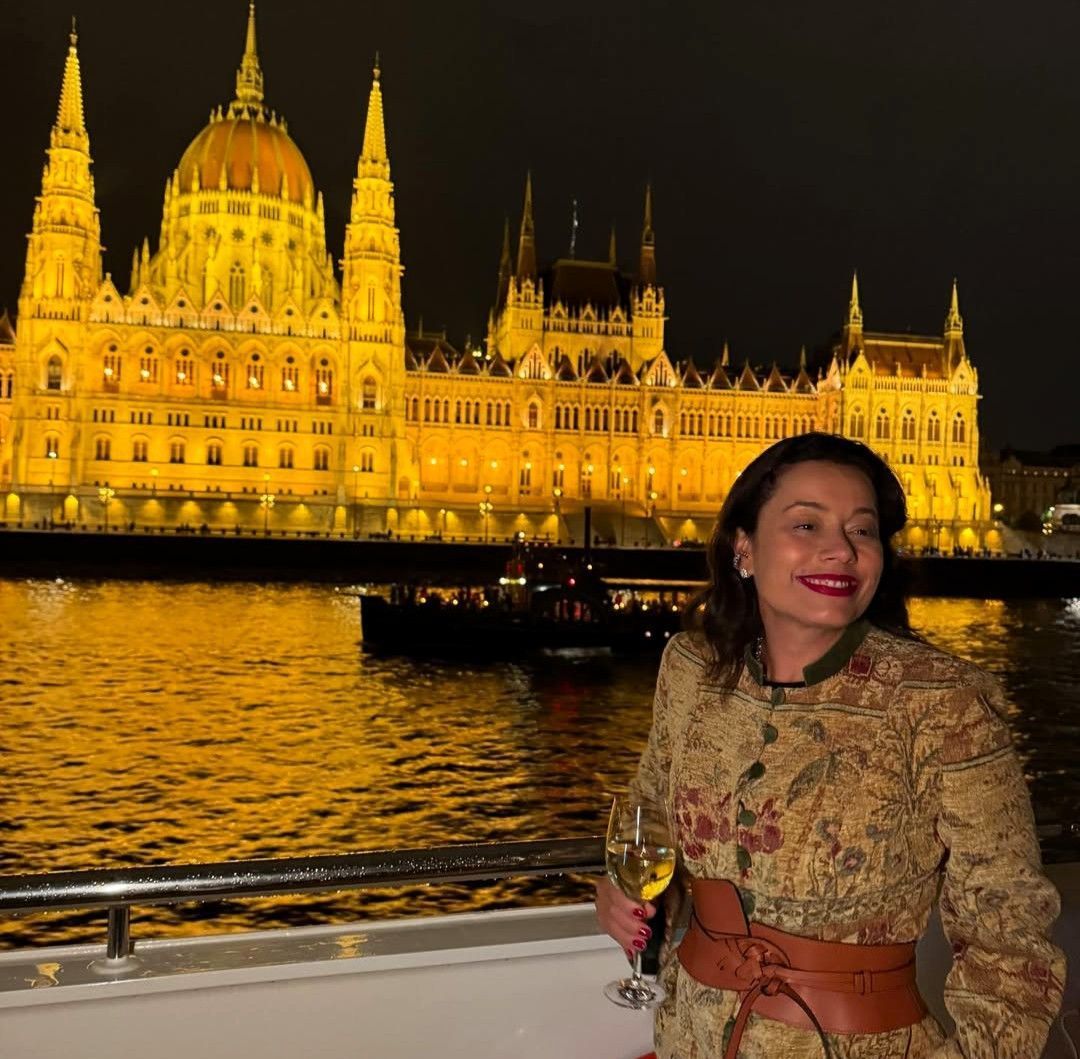 Daniela Filomeno navega ao lado do Parlamento Húngaro, um dos ícones de Budapeste • CNN Viagem&Gastronomia
