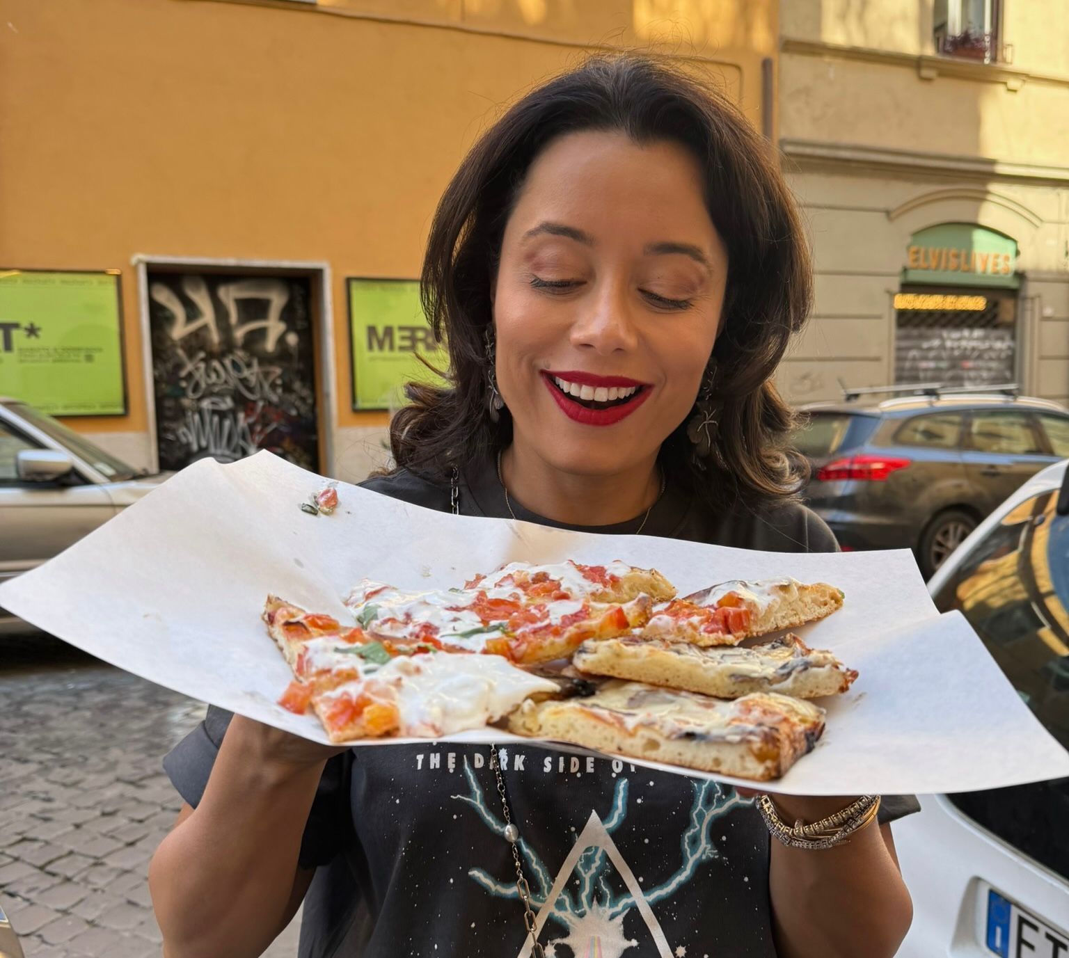 Daniela Filomeno aproveita pizza nas ruas de Roma
