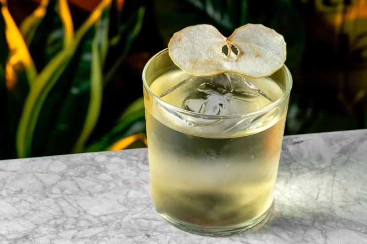 Drinque do Exímia Bar, com carta assinada por Márcio Silva e menu de Manu Buffara • Reprodução/Instagram/@eximiabar