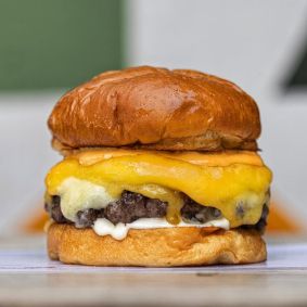 Hambúrguer da Hundred Burgers, da Espanha