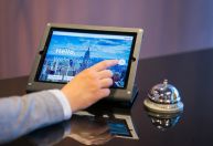 Hotéis adotam tecnologias, mas contato humano ainda é essencial, diz estudo