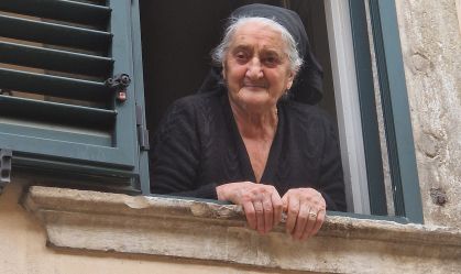 Idosa vira atração turística após apostar em roupas tradicionais na Itália