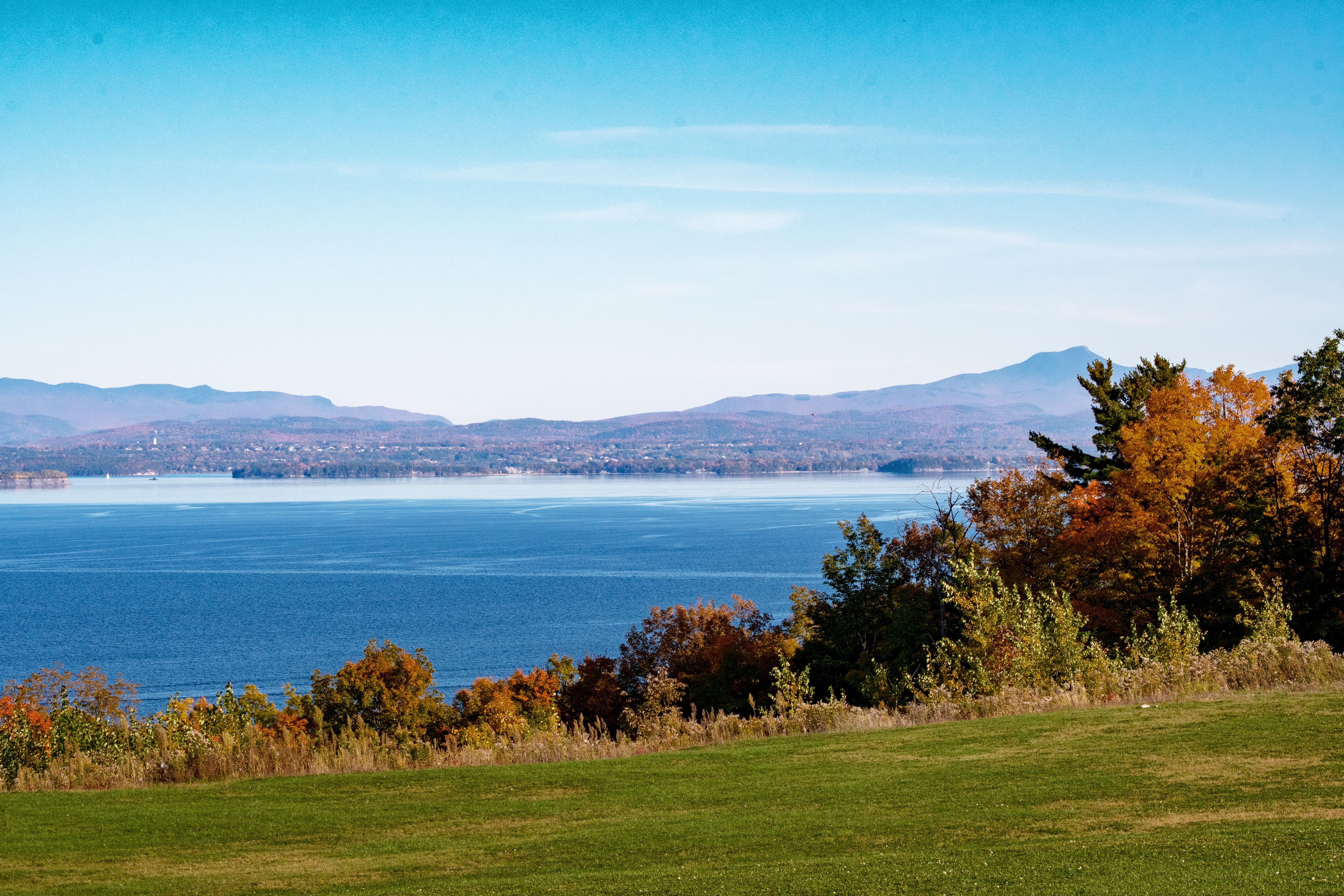 Quem visita o Lago Champlain na época certa pode ver as cores vibrantes das árvores de bordo e faia de Vermont refletindo nas águas cristalinas do lago • Getty Images/ Guy Banville