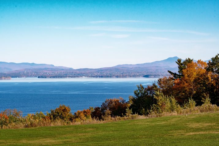 Quem visita o Lago Champlain na época certa pode ver as cores vibrantes das árvores de bordo e faia de Vermont refletindo nas águas cristalinas do lago • Getty Images/ Guy Banville
