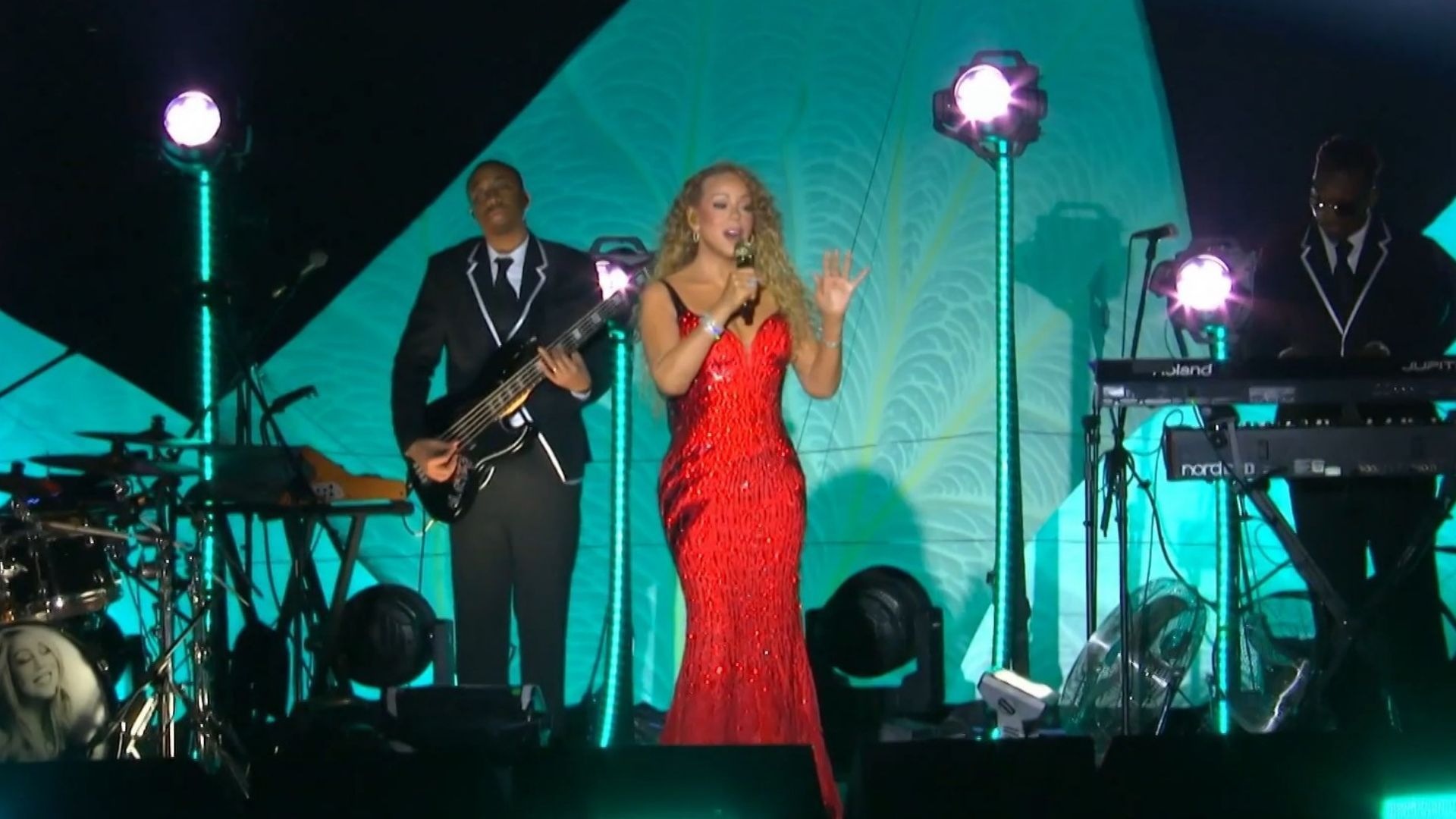 Mariah Carey canta em um palco em formato de vitória régia dentro de um rio na Amazônia