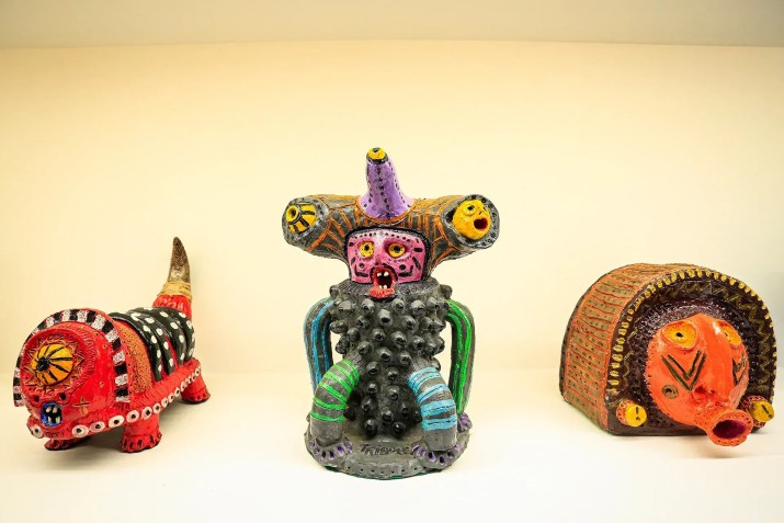 Instituição tem exposições de arte brasileira; acima, a mostra "Ratinho e seus monstros de barro" • Divulgação/Museu do Pontal