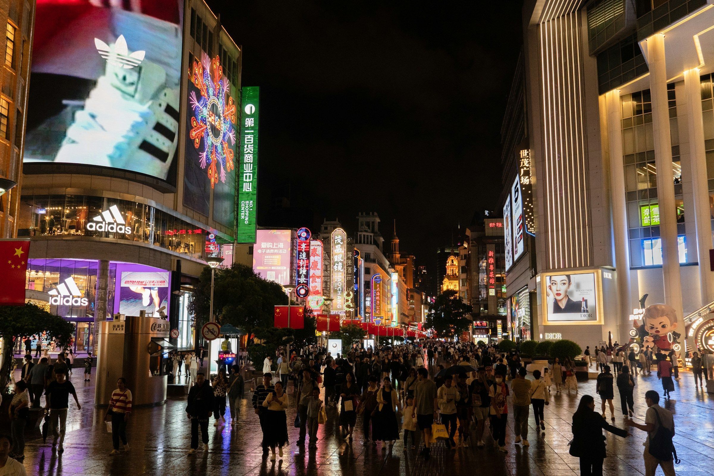 Nanjing Road é uma das principais vias comerciais e de pedestres de Xangai • Howei Wang/Unsplash