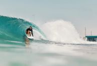 Conheça piscina de surfe de Abu Dhabi que cobra US$ 150 por uma única onda