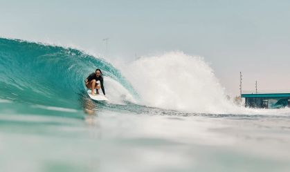 Conheça piscina de surfe de Abu Dhabi que cobra US$ 150 por uma única onda