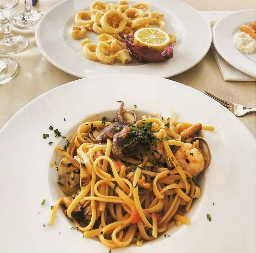 Trattoria da Nino serve sabores mediterrâneos por meio de massas e frutos do mar frescos, além de ter vistas privilegiadas da baía • Reprodução/Instagram