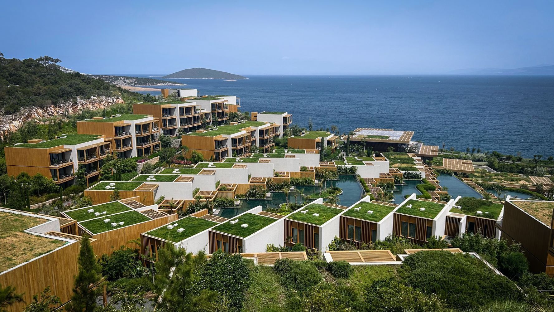 O Maxx Royal Bodrum e o Scorpios Bodrum ficam em encostas opostas, de frente um para o outro, separados pela água • Maureen O'Hare/CNN via CNN Newsource
