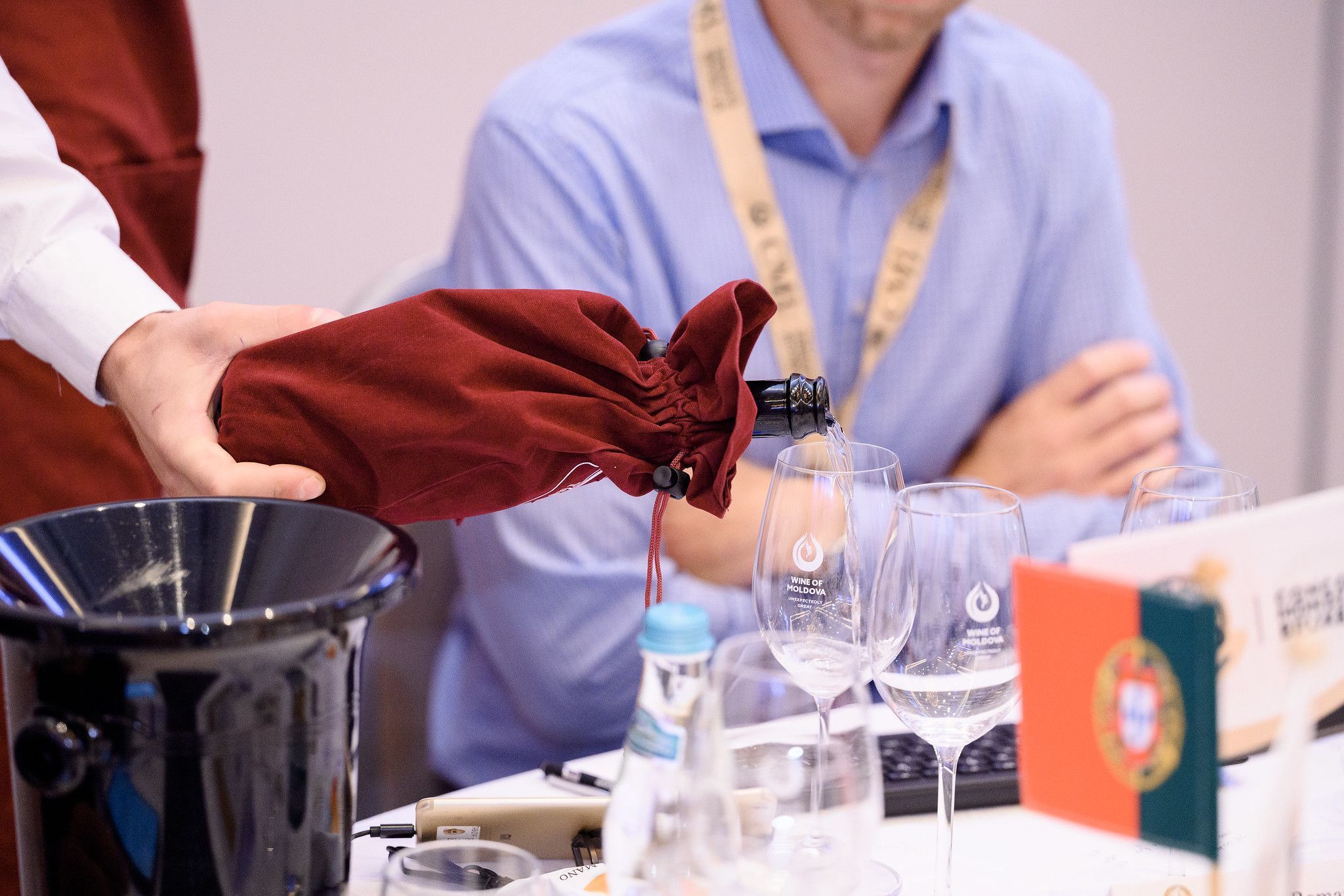 Vinho espumante em degustação às cegas na Sessão de Vinhos Espumantes do Concurso Mundial de Bruxelas 2025