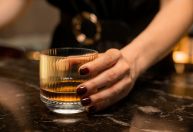 Bebida adulterada: veja cuidados que bares e clientes devem ter