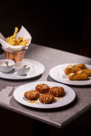 A cozinha é assinada pela consultora Laila Radice. Na foto, a croqueta de camarão com molho gochujang • Divulgação