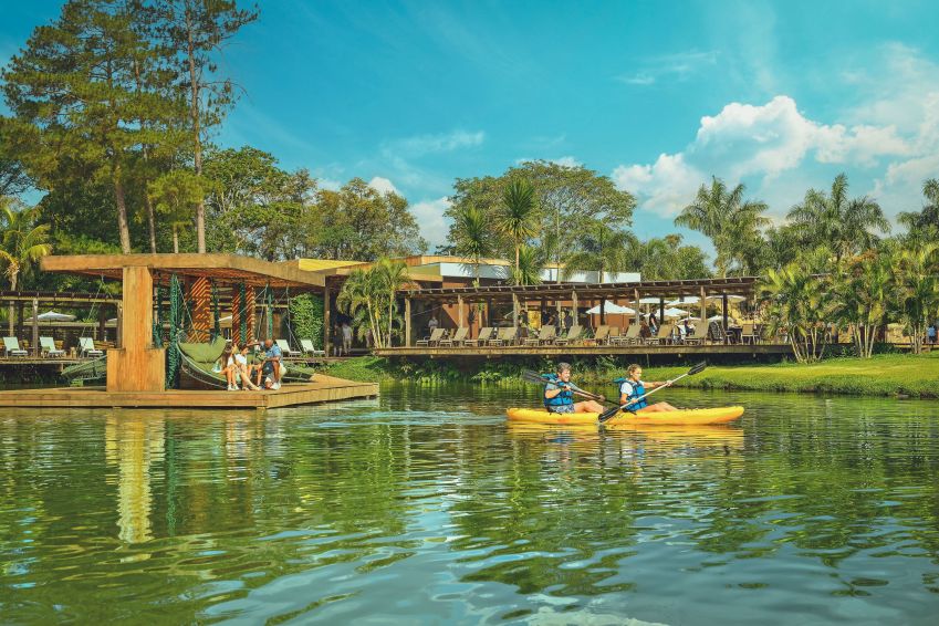 No Clara Dourado, caiaque, stand up paddle e tirolesa estão entre as atividades no lago • Divulgação