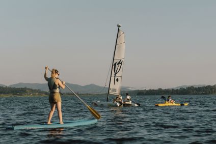 No Clube Med Lake Paradise, em Mogi das Cruzes, os hóspedes podem praticar vela, stand up paddle e caiaque na represa de Taiaçupeba