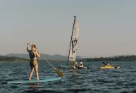 9 hotéis em SP com lagos e represas para praticar esportes aquáticos