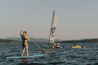 No Clube Med Lake Paradise, em Mogi das Cruzes, os hóspedes podem praticar vela, stand up paddle e caiaque na represa de Taiaçupeba