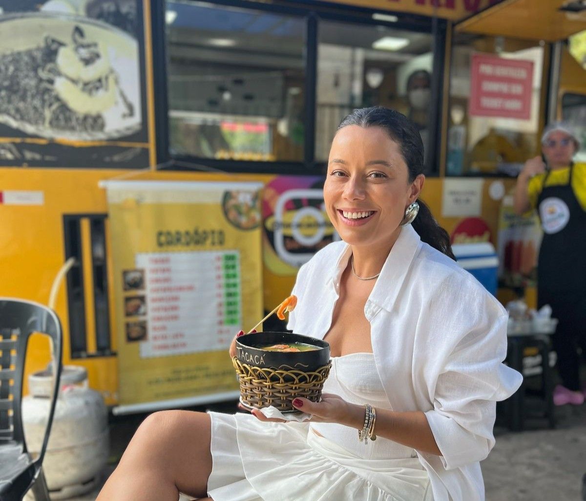 Daniela Filomeno experimenta tacacá em Belém