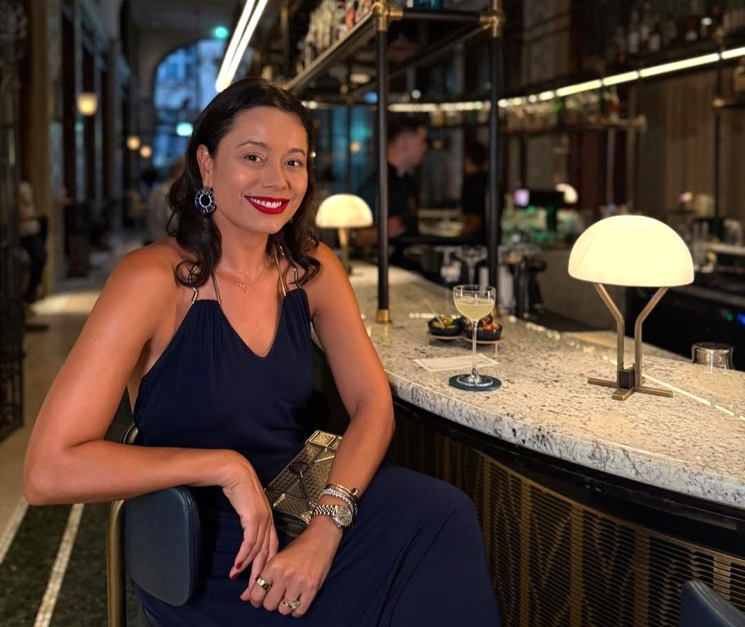 Daniela Filomeno no bar do Four Seasons Budapeste, na Hungria