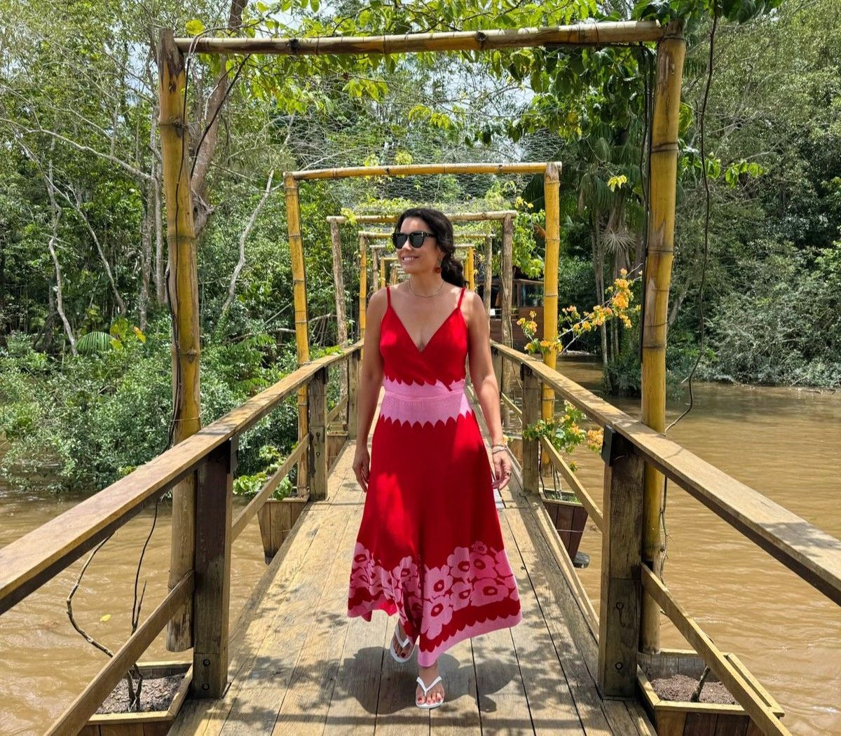 Daniela Filomeno na Ilha do Combu, que reúne comunidades ribeirinhas e restaurantes típicos • CNN Viagem & Gastronomia