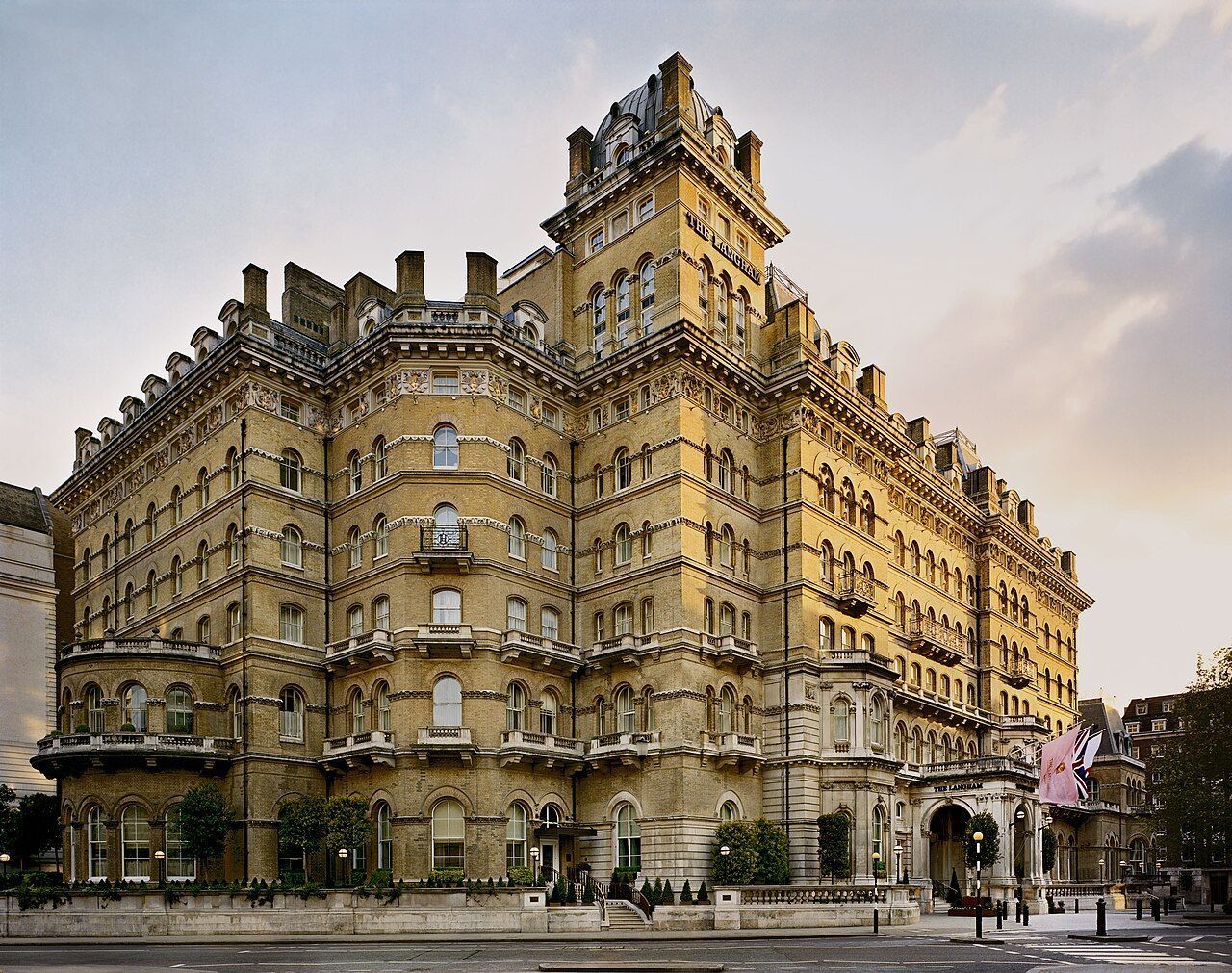 The Langham tem duas chaves Michelin e continua como um dos grandiosos hotéis de Londres • Wikimedia Commons