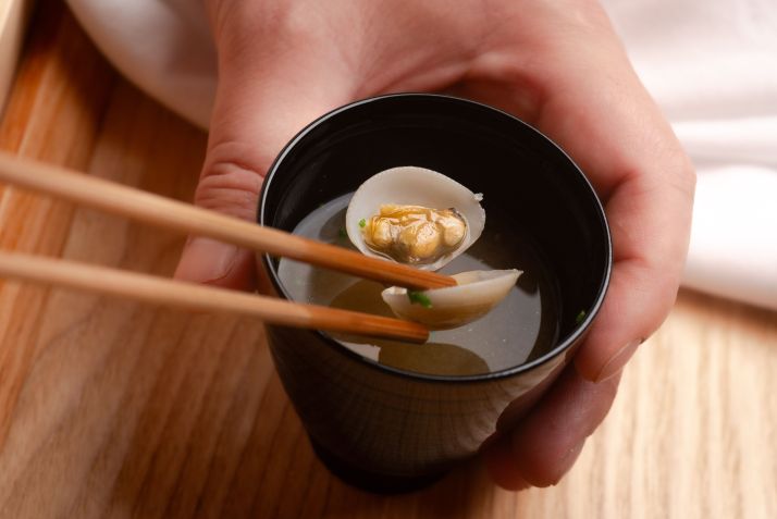 Missoshiru é a última etapa salgada servida no omakase do Miyabi• Gladstone Campos