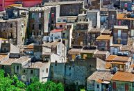 Como é a vida em cidade italiana que tem casas à venda por 1 euro