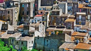Como é a vida em cidade italiana que tem casas à venda por 1 euro