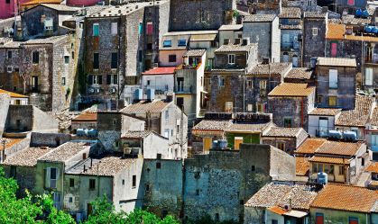 Como é a vida em cidade italiana que tem casas à venda por 1 euro