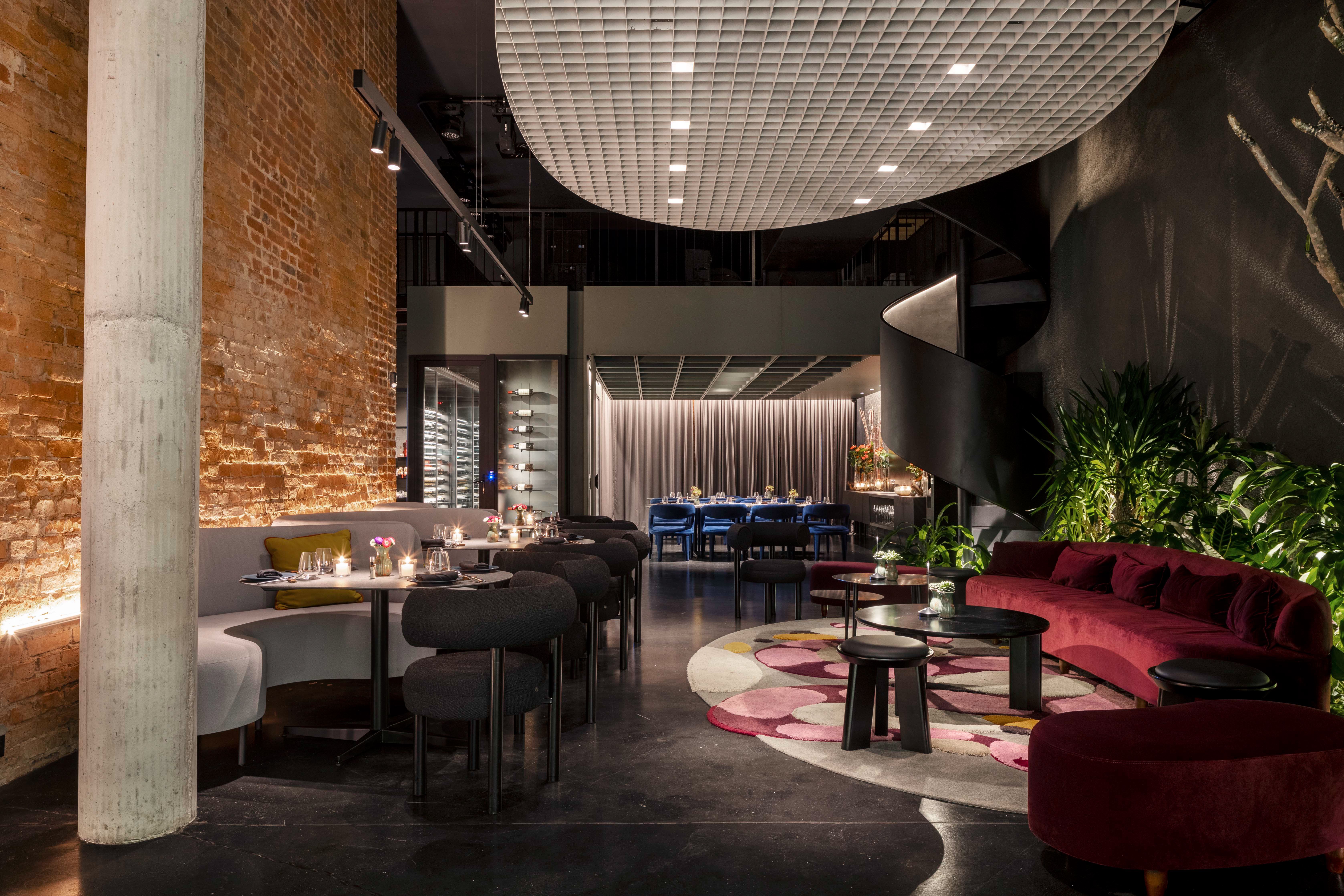 Salão interno do DUQ Gastronomia, em Curitiba