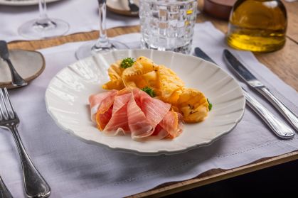 Presunto cru de Parma com pastel de vento e manteiga de ervas que será servido no Ristorantino Caffè