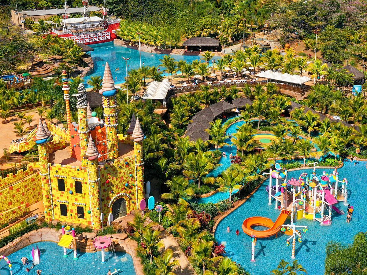Vista da área kids e da piscina de ondas do parque Thermas de São Pedro • Reprodução/Site
