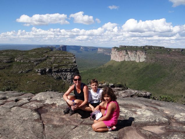 Claudine Blanco, fundadora da Viajar com Crianças, e os filhos na Chapada Diamantina • Arquivo pessoal