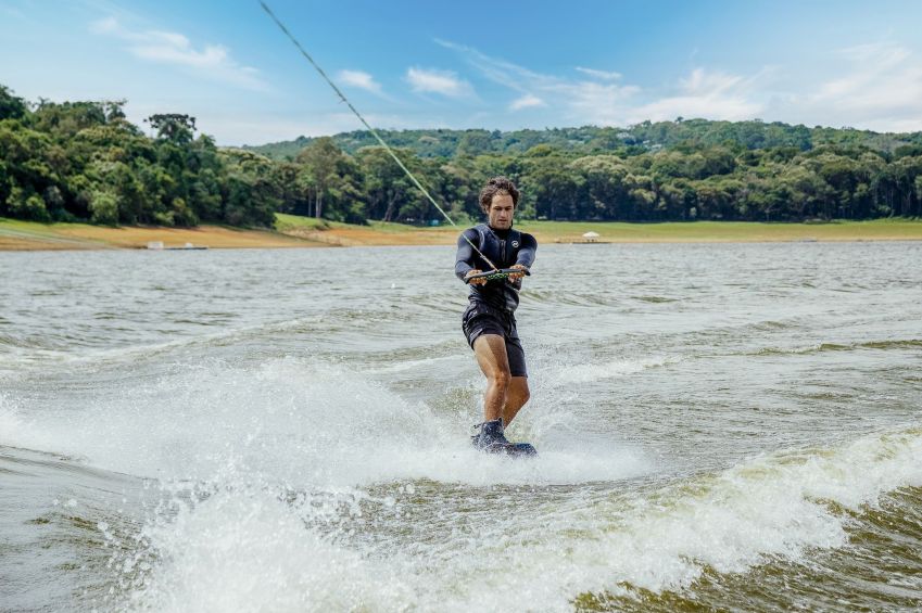 Wakeboard é uma das práticas esportivas à disposição no Clara Ibiúna • Divulgação