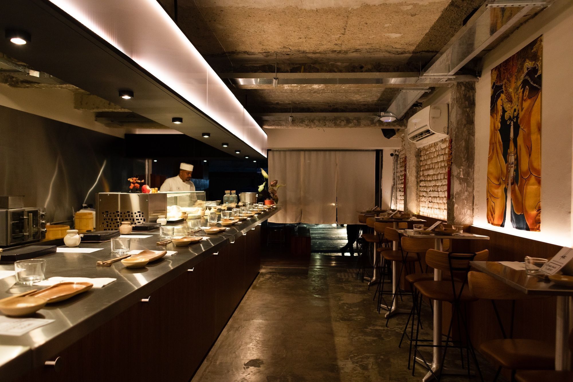 Balcão e ambiente interno do Standing Sushi