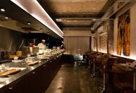 Você pagaria para comer em pé? Essa é a proposta do Standing Sushi Bar