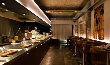 Você pagaria para comer em pé? Essa é a proposta do Standing Sushi Bar