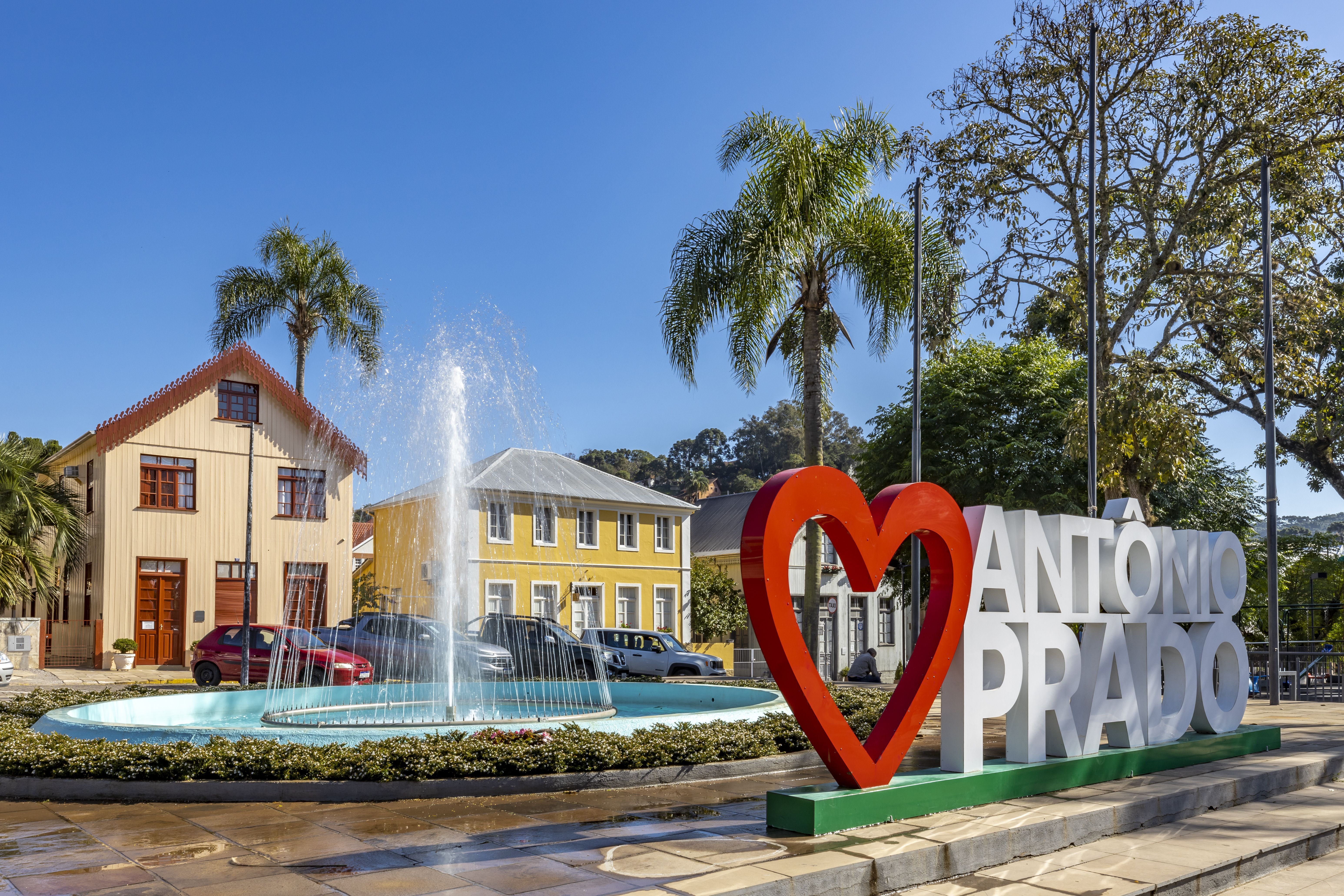 Cidade de Antônio Prado, no Rio Grande do Sul, com fonte e casas ao fundo