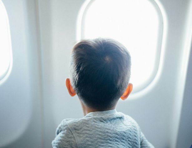 Viajar de avião requer certos cuidados e planejamentos junto das crianças • Unsplash/Hanson Lu