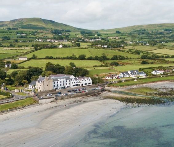 Vista aérea do Ballygally Castle Hotel, na praia de Ballygally, na Irlanda do Norte • Reprodução/Instagram