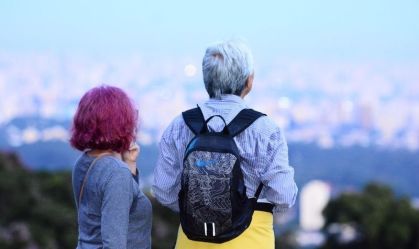 Caminhada noturna leva mulheres para explorar Mata Atlântica em São Paulo