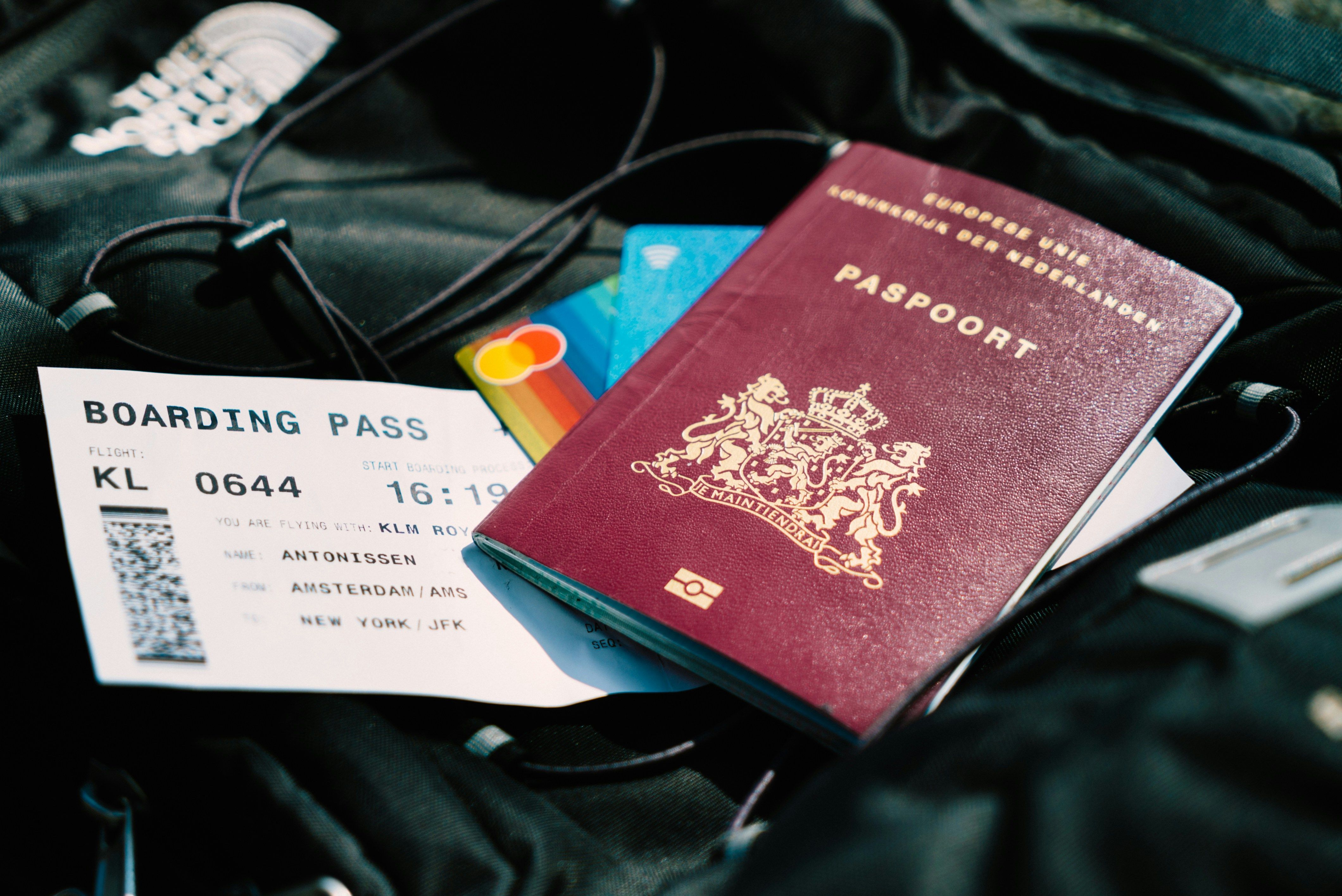 Foto com passaporte e passagem aérea lado a lado