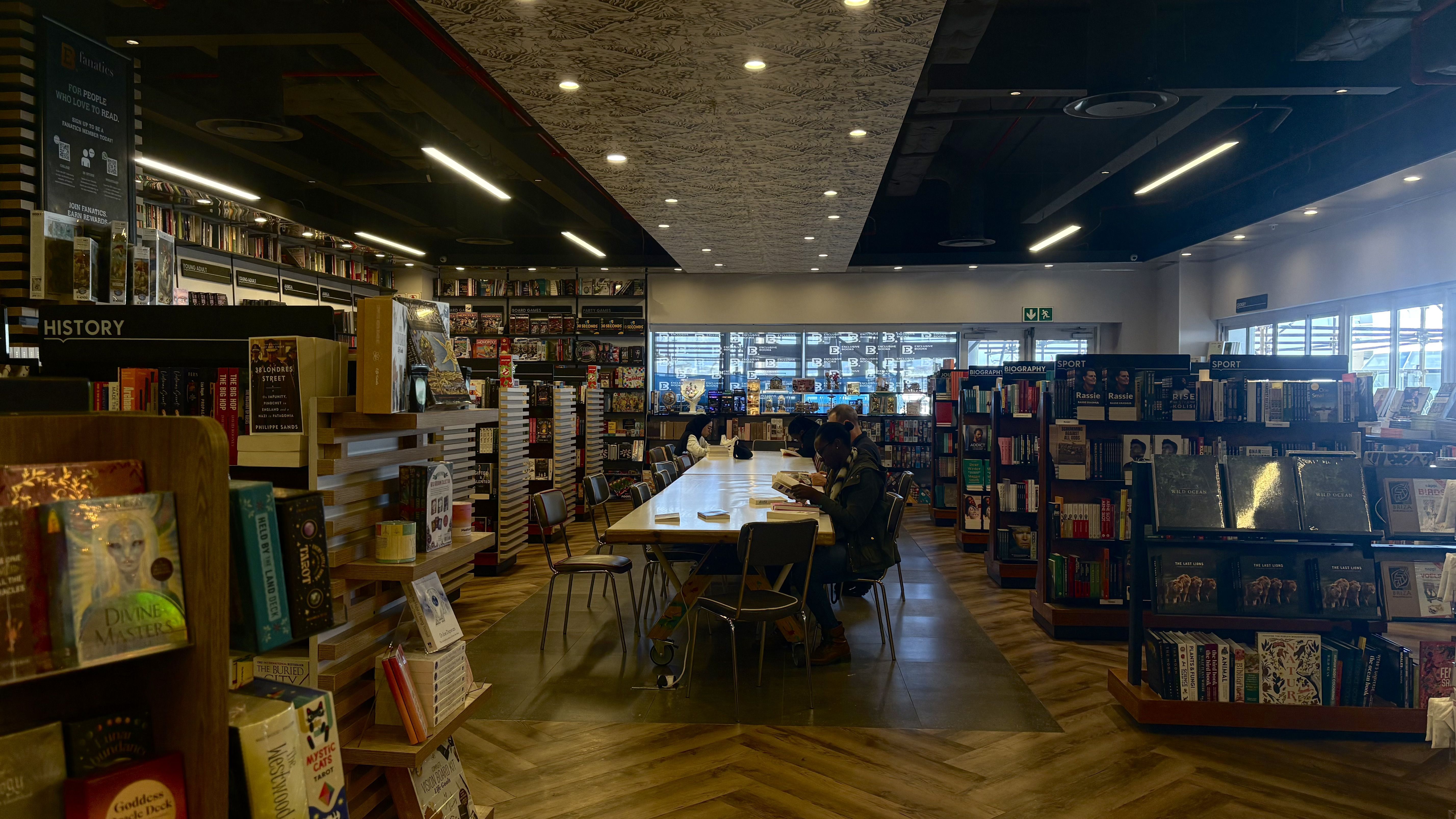 Exclusive Books funciona como um espaço de convivência para leitores • João Scavacin/CNN Viagem & Gastronomia