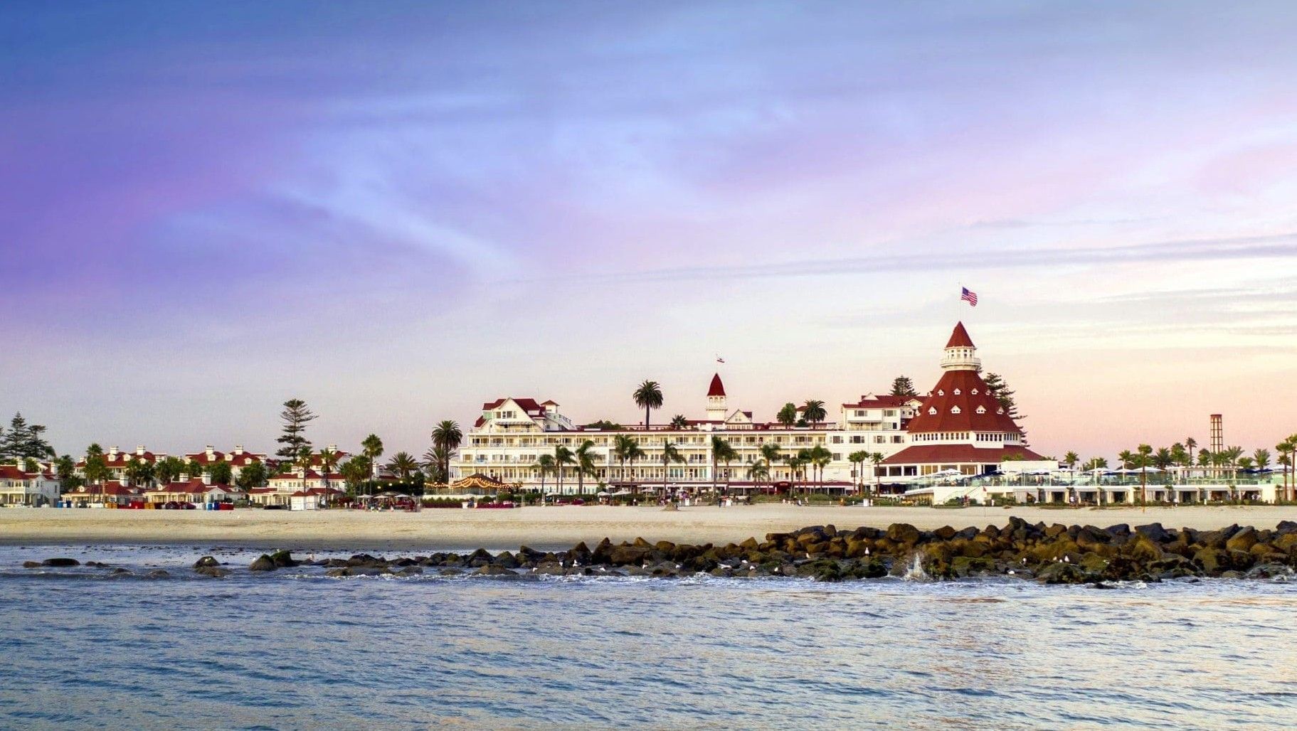 Hotel Del Coronado é um dos resorts de praia mais emblemáticos dos EUA, aberto em 1888 • Divulgação/Hotel Del Coronado